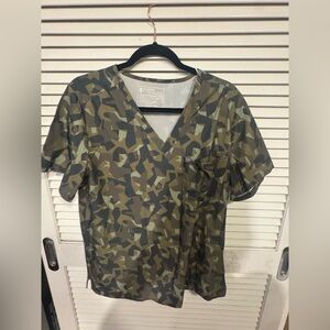 Figs Men's Green Camouflage V-Neck Tee